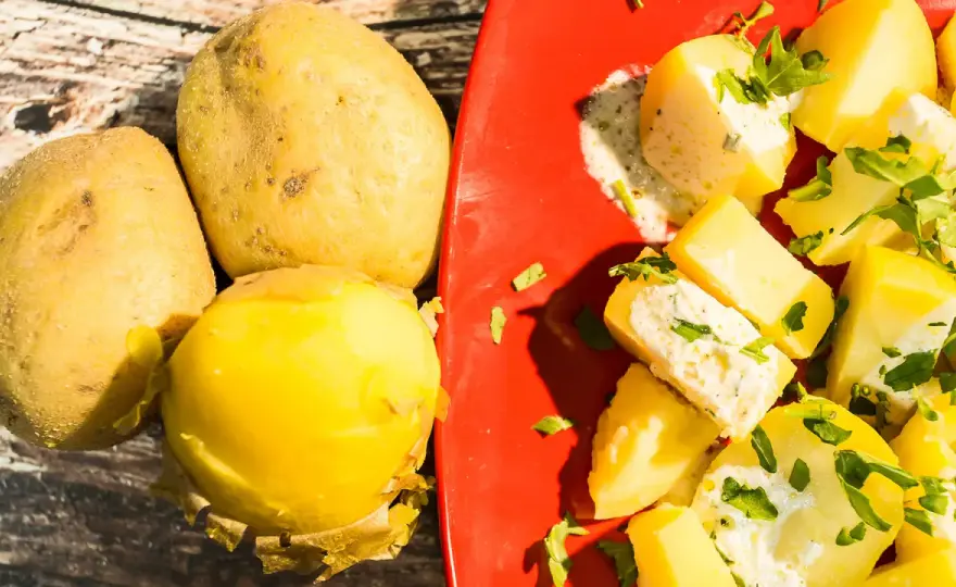 Patate lesse condite, compatte e saporite - ricetta e varianti
