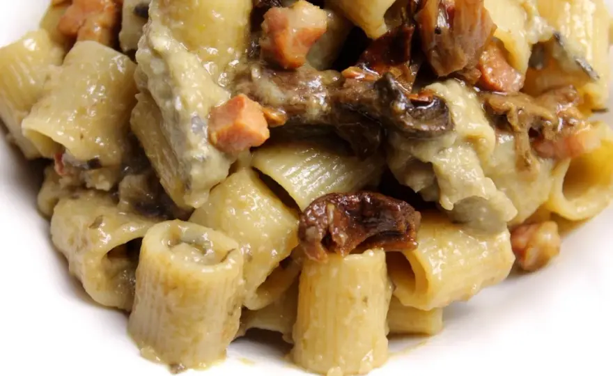 Pasta con melanzane e pancetta, cremosa senza panna