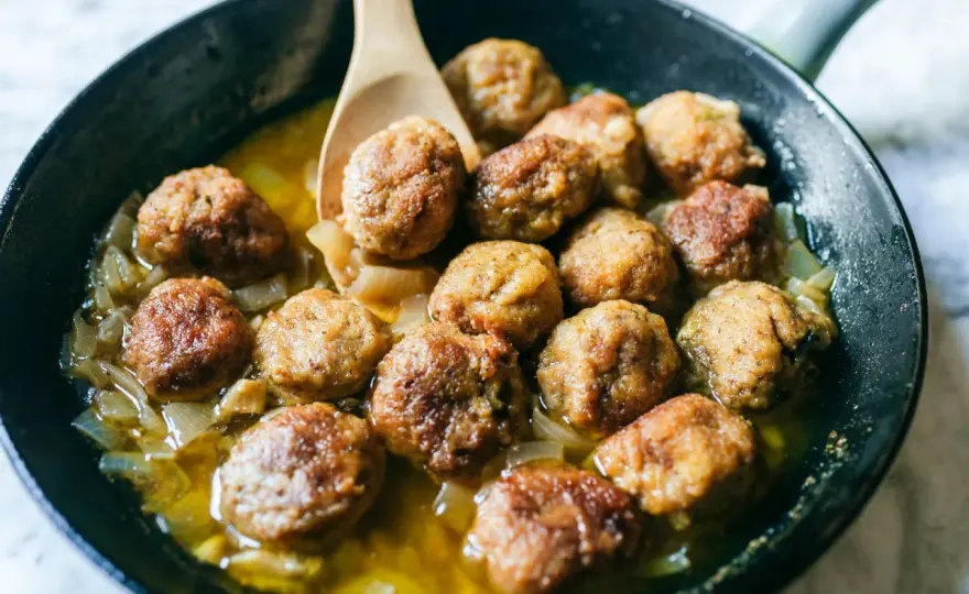 Polpette in bianco morbide, con salsa al latte e brodo