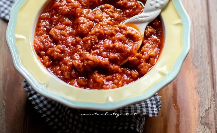 Sugo con salsiccia, il segreto della cottura lenta
