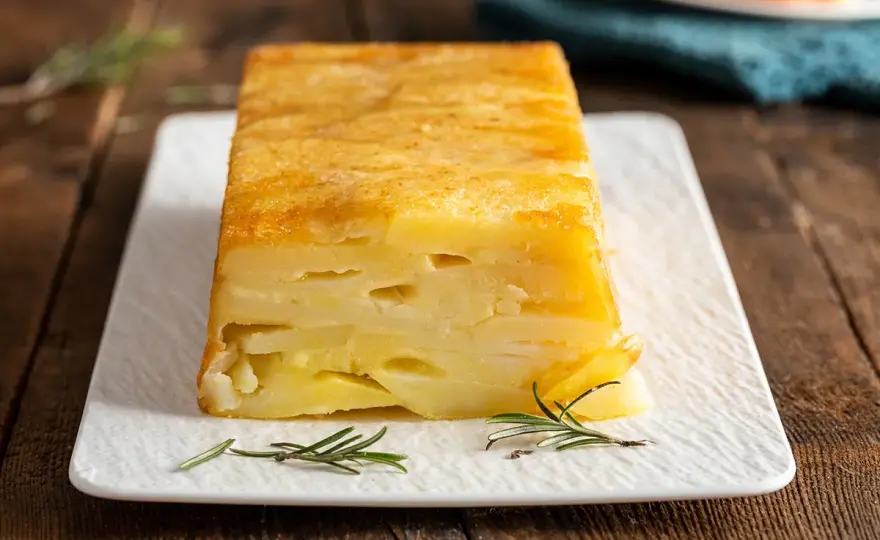 Sformato di patate a fette, dorato e cremoso al punto giusto