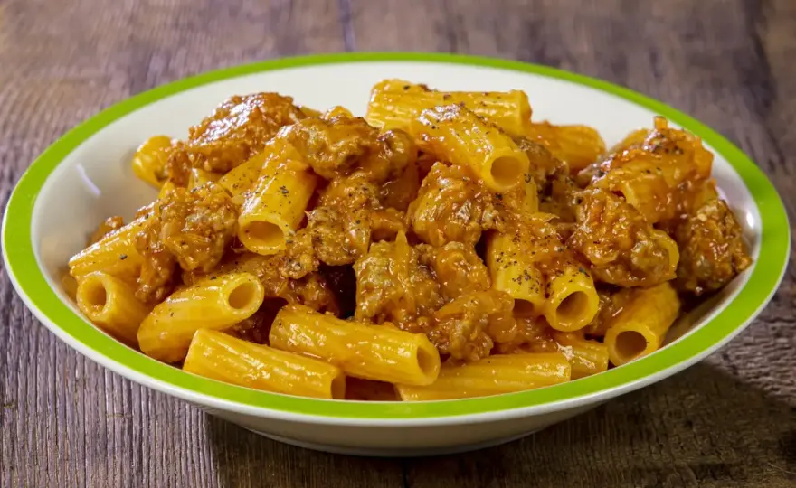 Sugo di salsiccia perfetto con rosolatura e cottura lenta