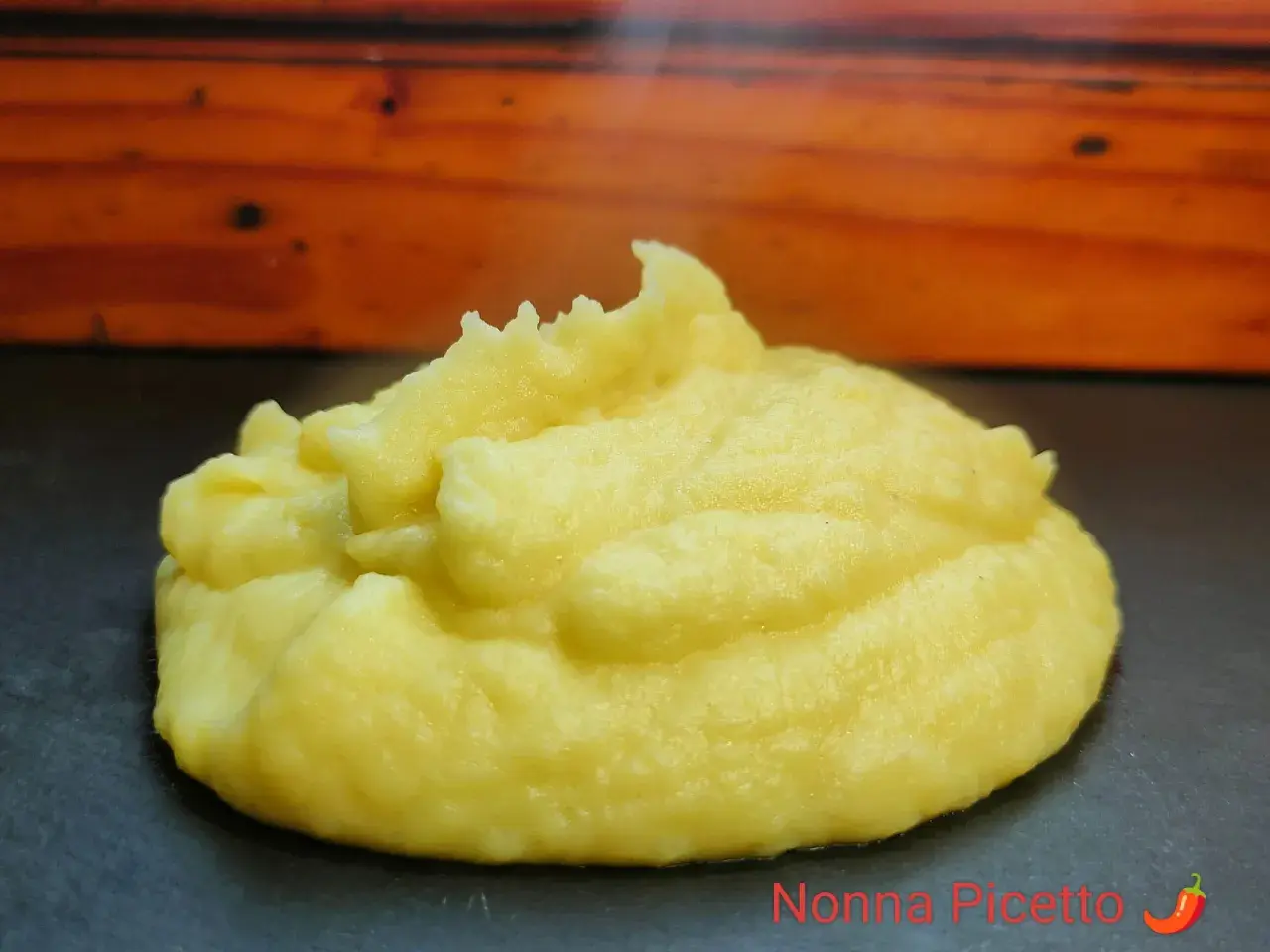 Un soffice purè di patate, la ricetta della nonna che scalda il cuore. Cremoso e profumato, pronto per essere gustato.