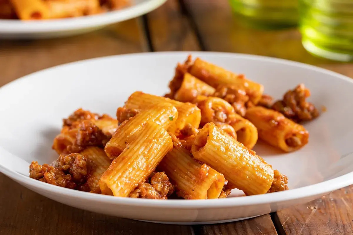 Rigatoni conditi con un ricco ragù di salsiccia, perfetti per le tue ricette di pasta con salsiccia.