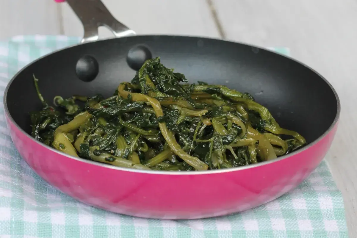 Cicoria in padella, un contorno semplice e gustoso, cotta al punto giusto per esaltarne il sapore.
