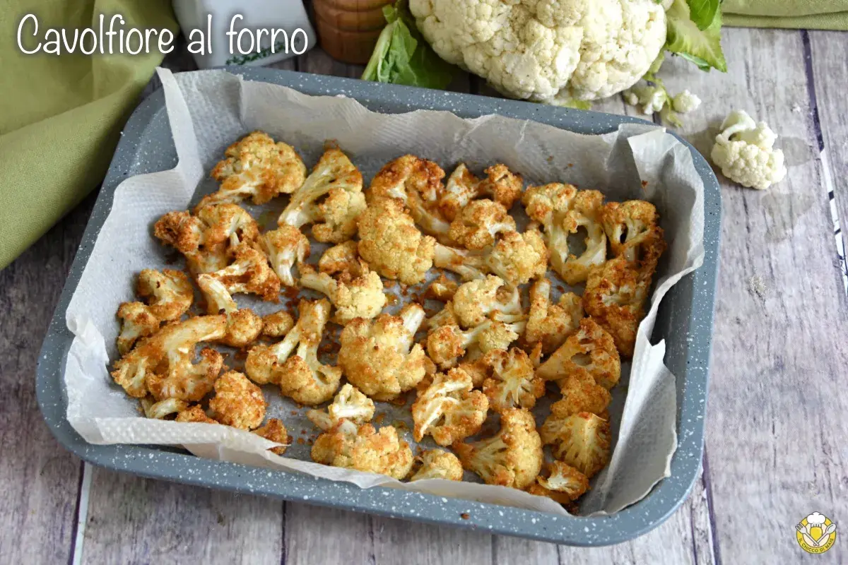 Cavolfiore al forno dorato e croccante, pronto per essere gustato. Un contorno semplice e saporito.