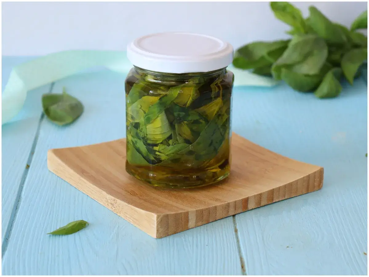 Olio al basilico fatto in casa da Benedetta, un tesoro verde in un barattolo, pronto per insaporire i tuoi piatti.