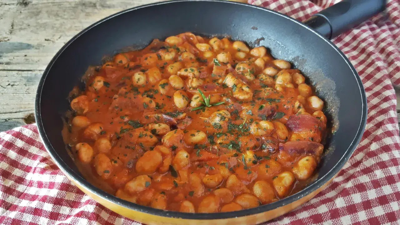 Fagioli alla Bud Spencer in padella, un piatto saporito e confortante, pronto per essere gustato.