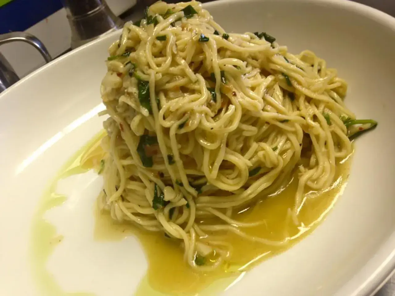 Spaghetti aglio olio e peperoncino cremosi, un piatto semplice ma ricco di sapore, con un filo d'olio dorato che invita al primo assaggio.