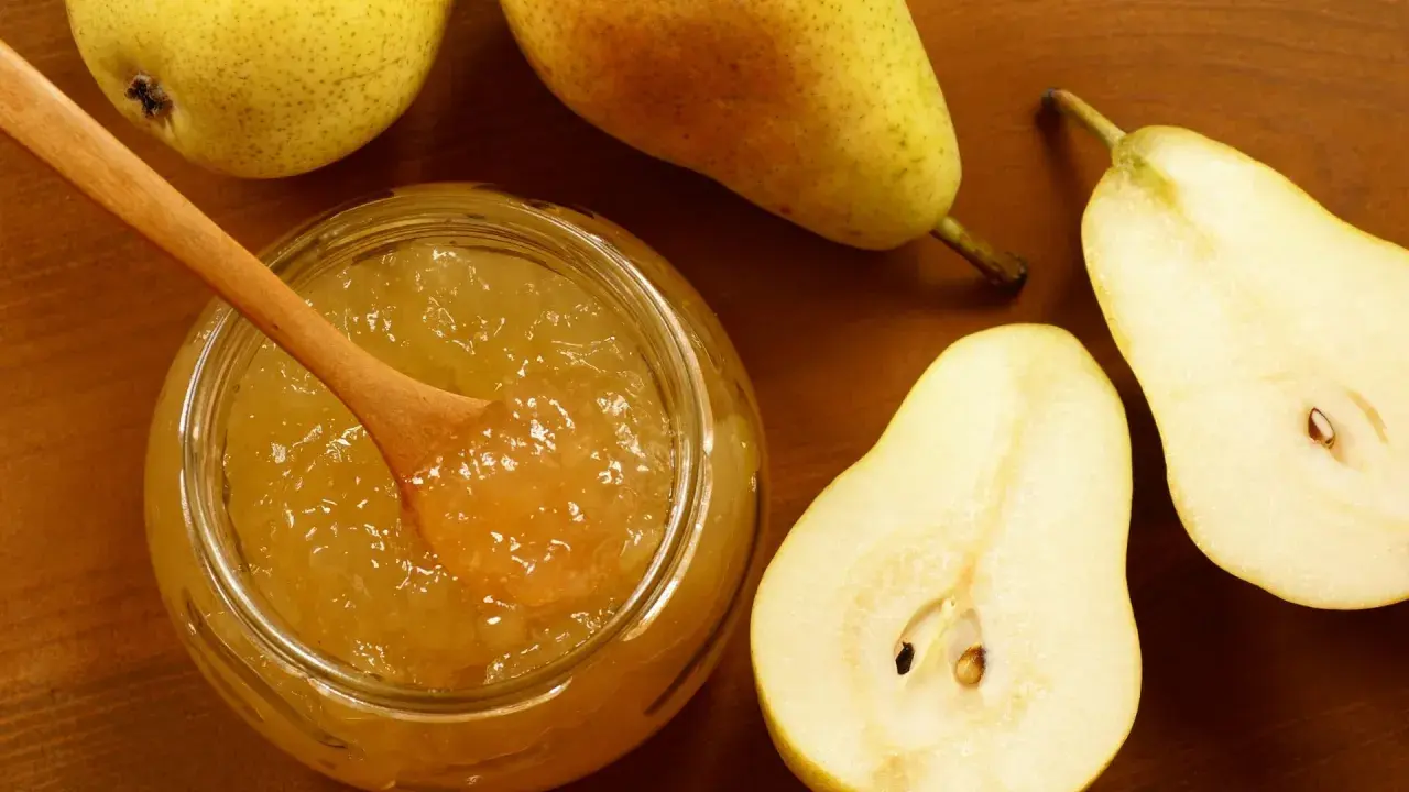 Marmellata di pere ricetta della nonna: un barattolo pieno di dolcezza e pere fresche, pronte per essere gustate.