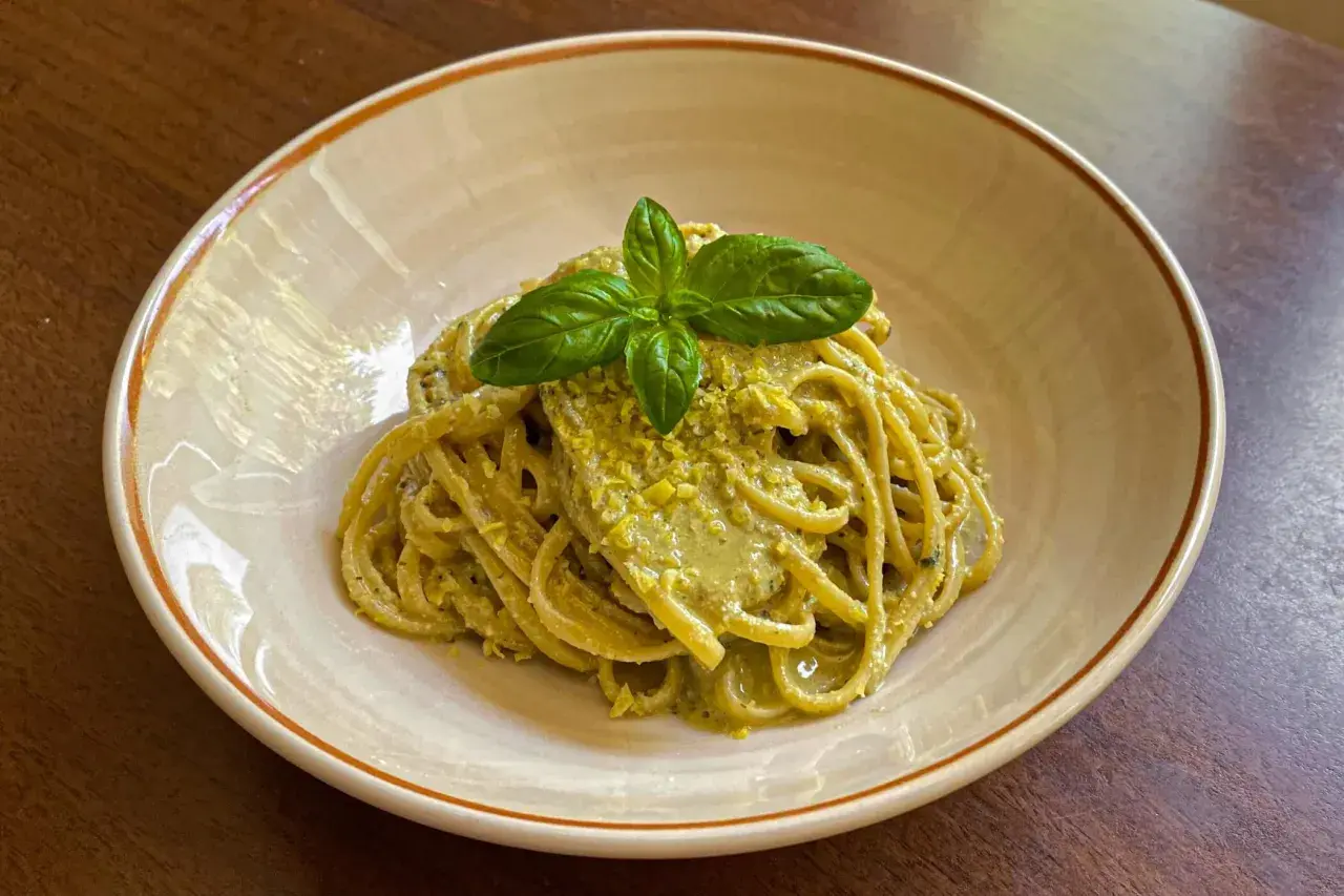 Spaghetti al pesto di limone, un'esplosione di freschezza. La ricetta perfetta per un piatto estivo.