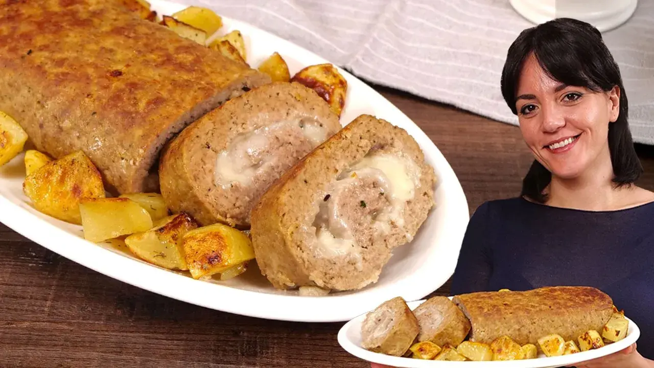Un succulento polpettone al forno, ripieno di formaggio filante, servito con patate arrosto.