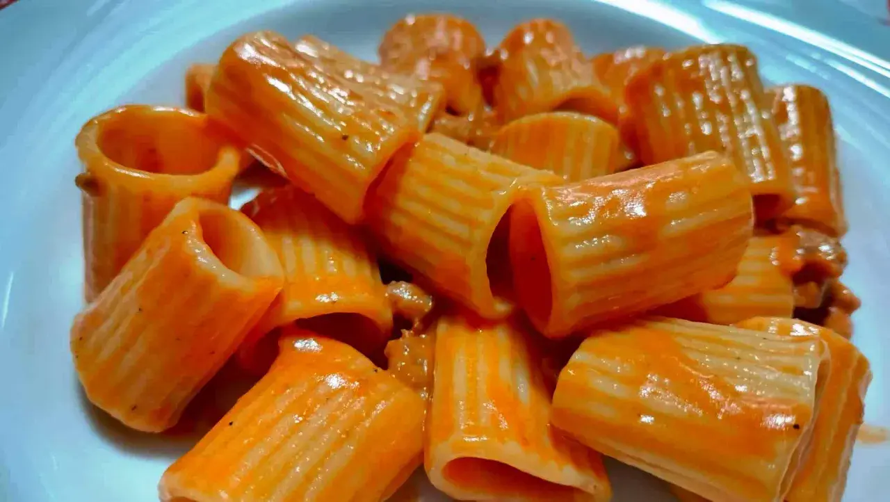 Rigatoni conditi con un sugo rosso cremoso, un piatto che ricorda la pasta alla carcerata, ricco e saporito.