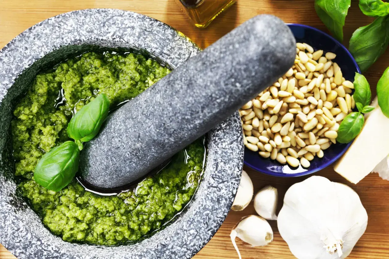 Mortai con pesto fresco, pinoli, aglio, basilico e parmigiano. Ecco come si fa il pesto genovese.