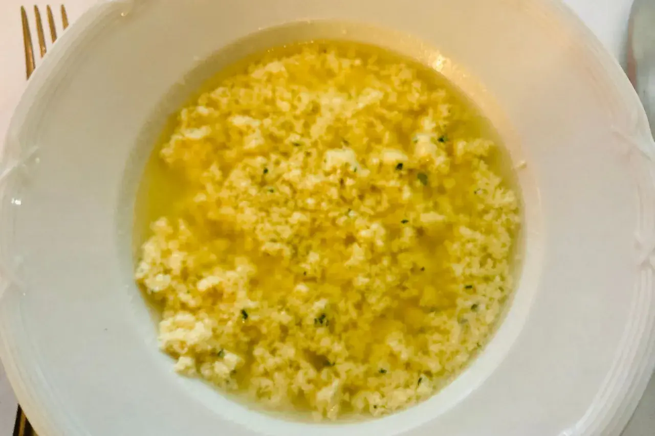 Stracciatella alla romana in un piatto bianco, un comfort food che scalda il cuore.