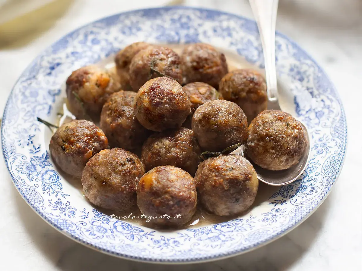 Polpette dorate e succulente, perfette per la friggitrice ad aria. Un piatto gustoso e leggero.