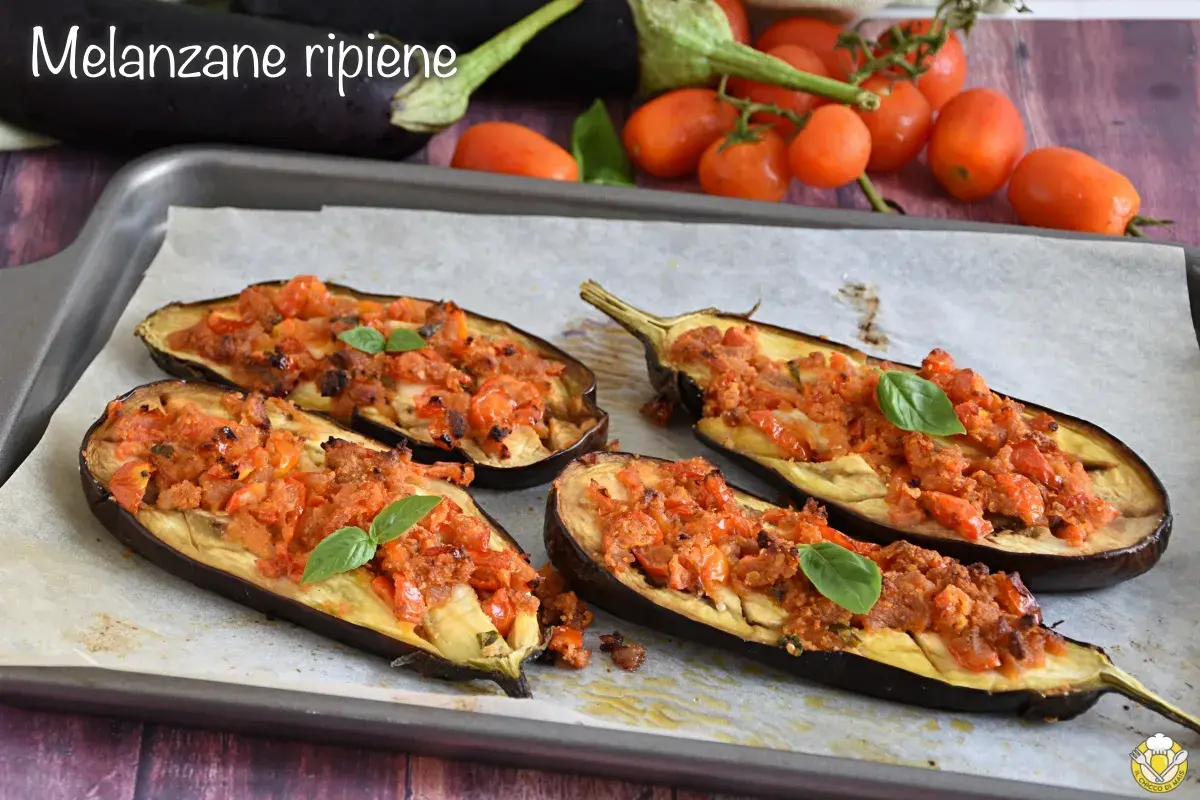 Melanzane ripiene senza carne, un piatto saporito e colorato, con pomodorini e basilico fresco.