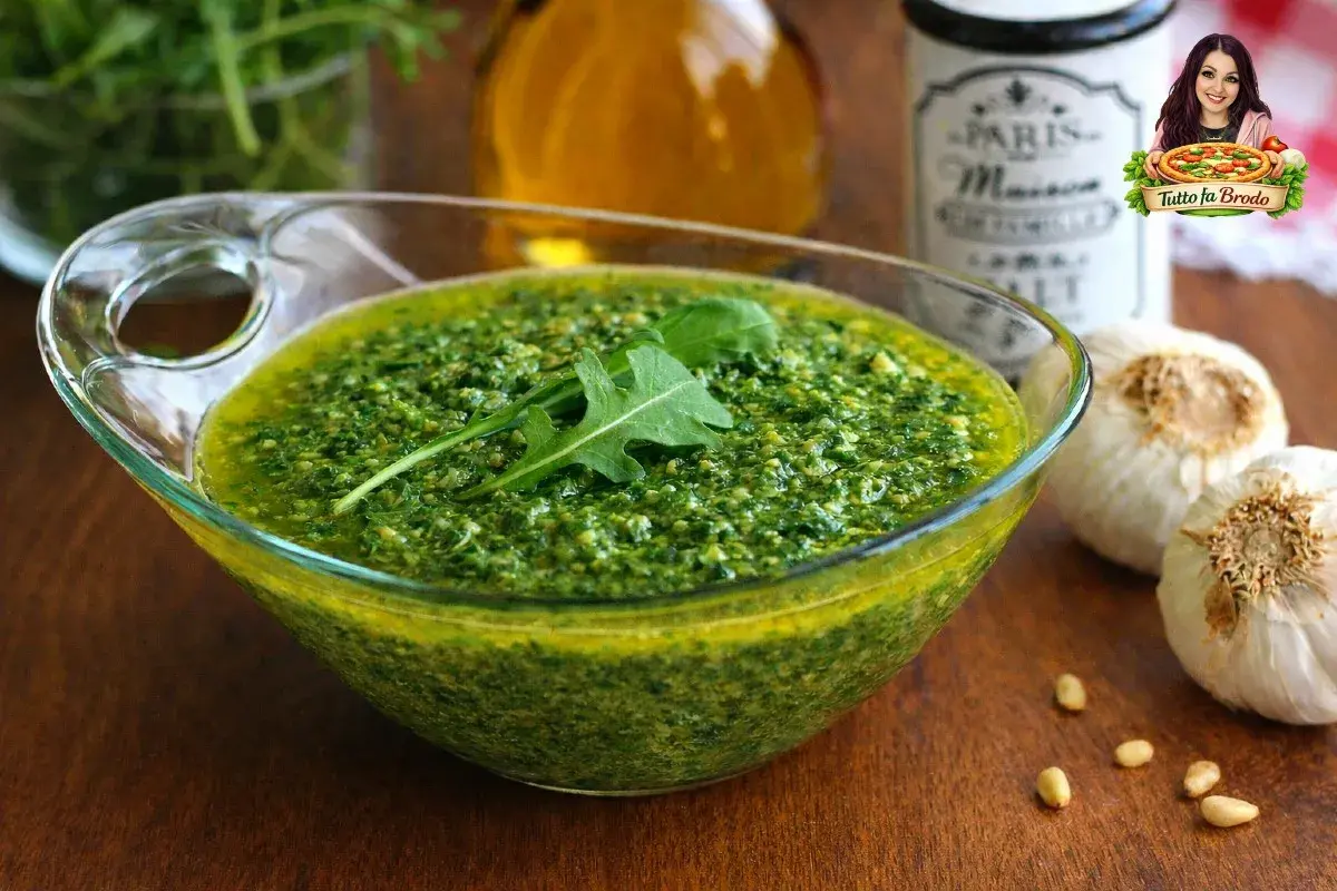 Pesto di rucola Bimby pronto in ciotola, con rucola fresca, pinoli e aglio. Un condimento saporito e facile da preparare.