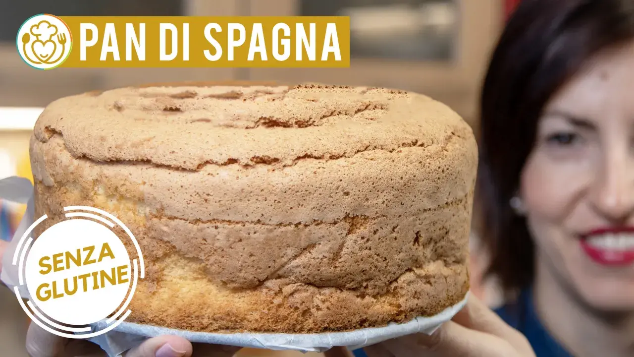 Un soffice pan di spagna senza glutine, pronto per essere decorato.
