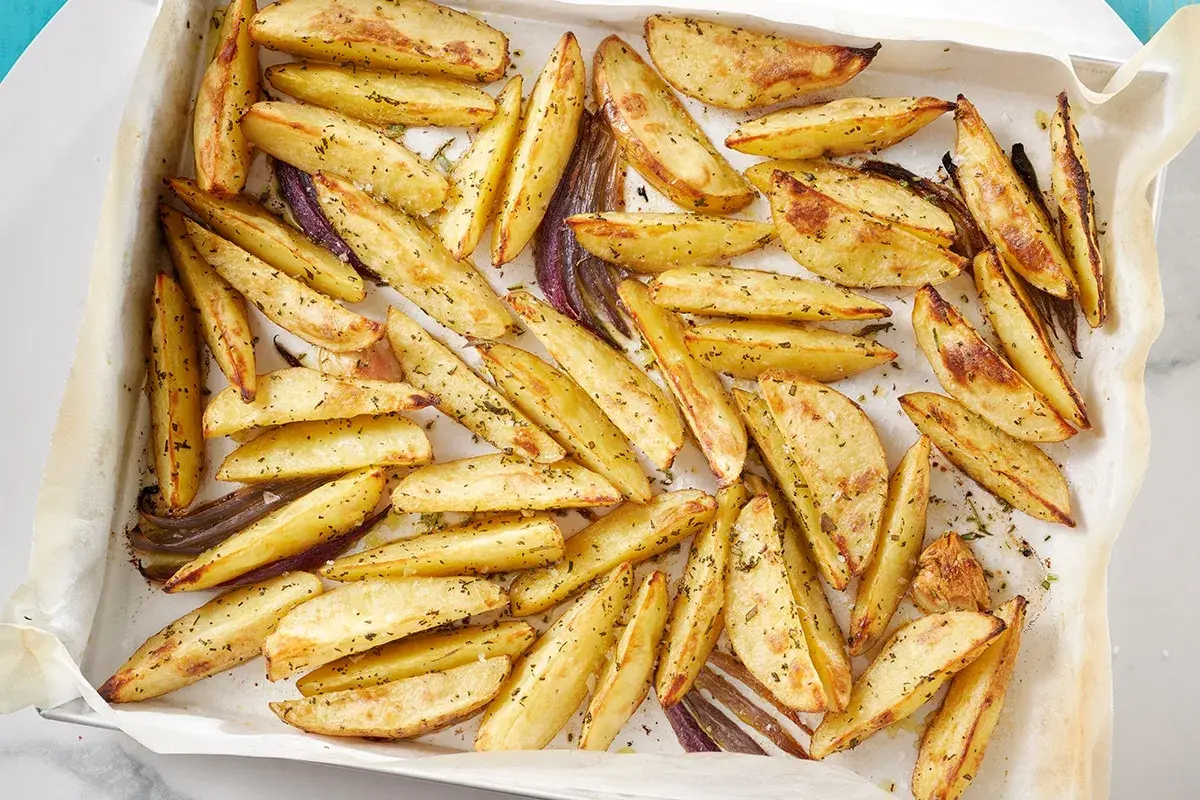 Patate al forno veloci, dorate e croccanti, condite con erbe aromatiche. Un contorno perfetto per ogni pasto.
