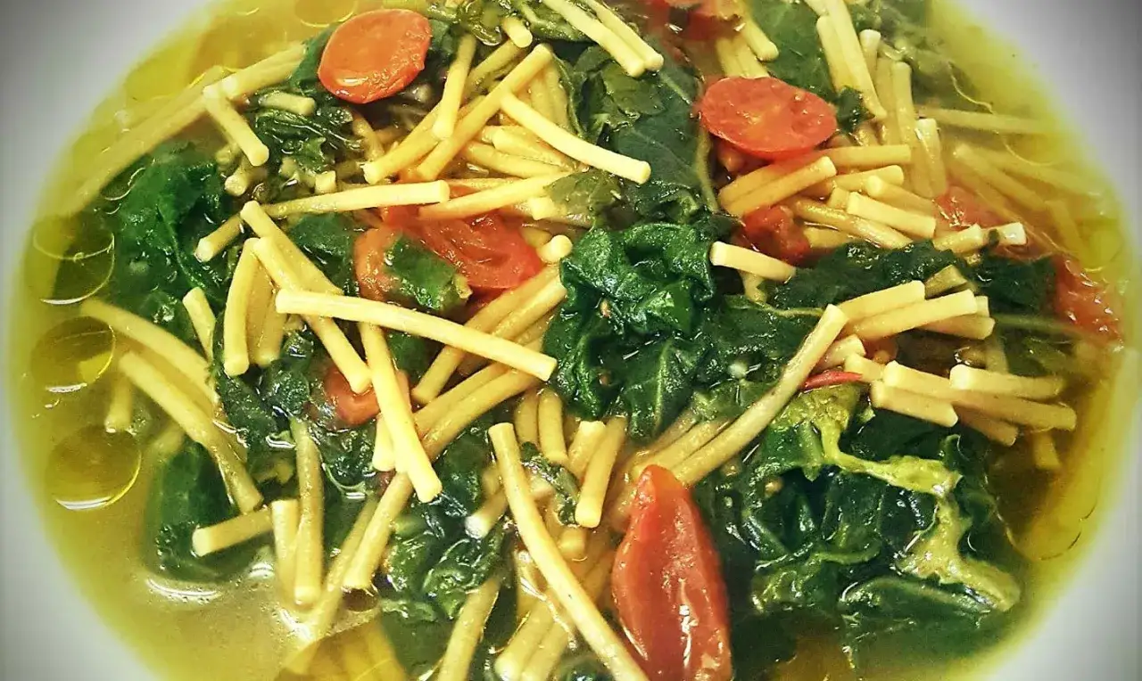 Un primo piatto saporito: pasta con i tenerumi, pomodorini e un filo d'olio.