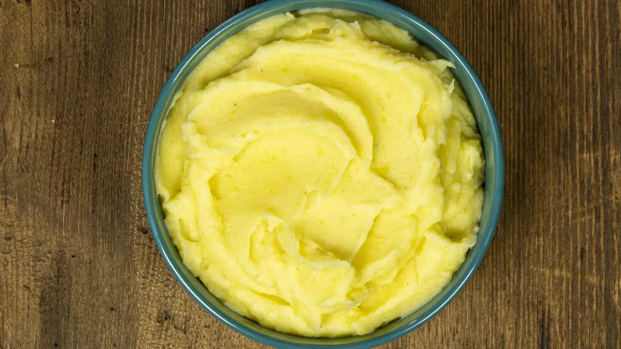Pur&egrave; di patate cremoso, la ricetta della nonna che scalda il cuore. Un comfort food perfetto.