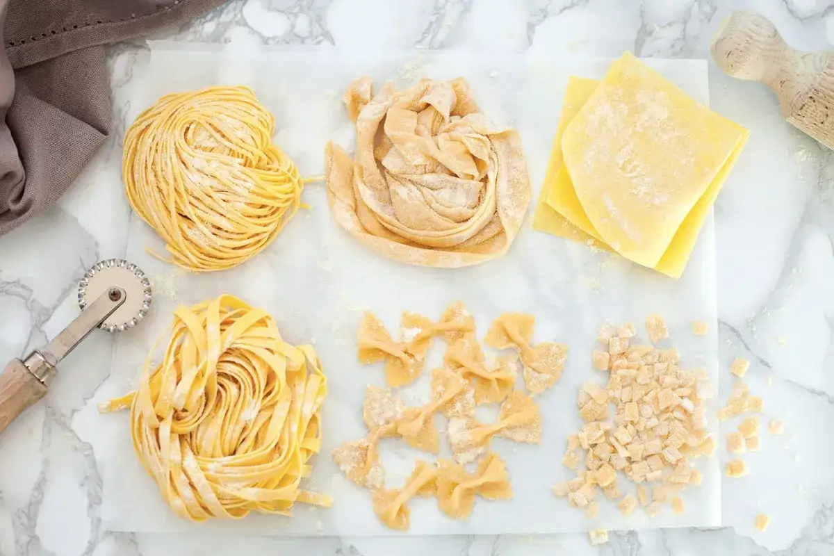 Vari tipi di pasta fresca, perfetti per ogni ricetta. Tagliatelle, farfalle, quadretti e sfoglie di pasta, pronti per essere cucinati.
