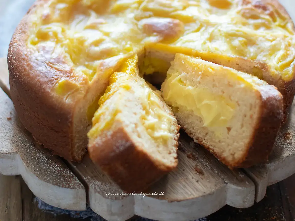 Torta soffice con un cuore cremoso di lemon curd, una delizia da gustare.