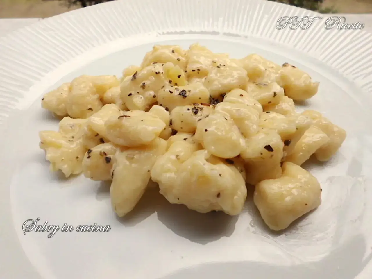 Gnocchi di ricotta soffici e profumati, conditi con una salsa cremosa e pepe nero. Un piatto semplice ma delizioso.