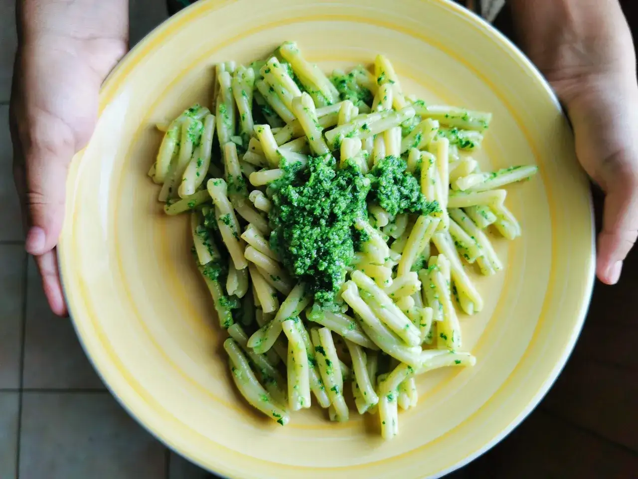 Piatto di pasta con pesto di rucola fatto con il Bimby. Un primo piatto fresco e saporito, perfetto per l'estate.