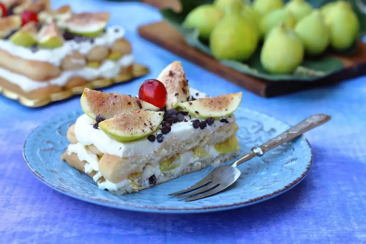 Deliziosi dolci con fichi freschi, crema e gocce di cioccolato, guarniti con una ciliegina rossa.