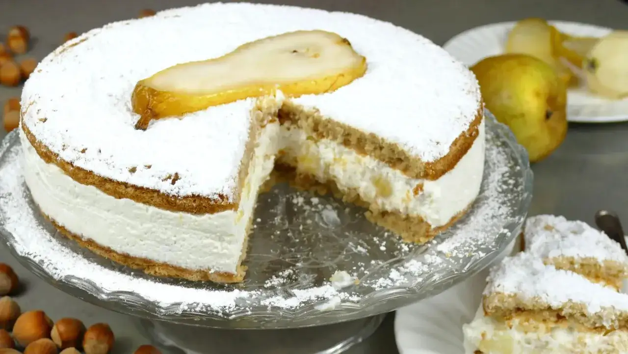 Torta ricotta e pere, ricetta originale napoletana, con crema soffice e pera candita in cima. Un dolce che sa di casa.