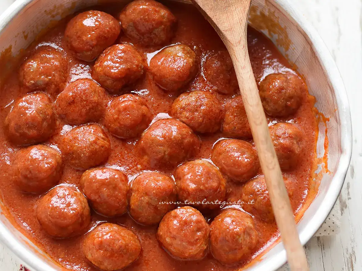 Succulente polpette di carne in un sugo rosso e denso, pronte per essere gustate. Un classico intramontabile.