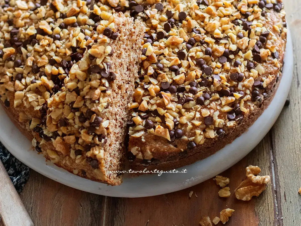 Una deliziosa torta di noci della nonna, ricca di noci tritate e gocce di cioccolato, pronta per essere gustata.