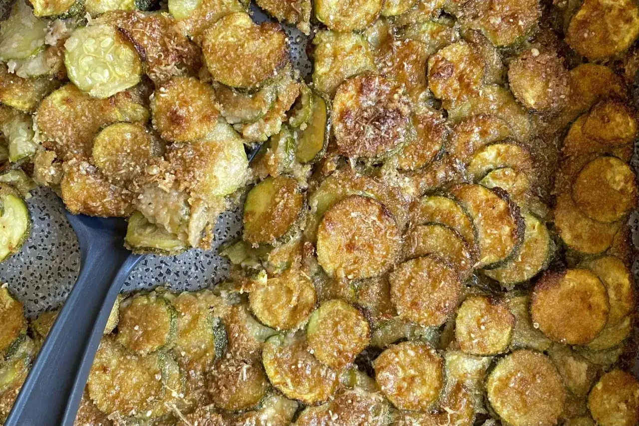 Un gustoso timballo di zucchine, dorato e croccante, pronto per essere servito.
