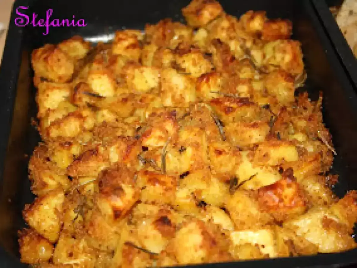 Patate al forno croccanti, dorate e profumate al rosmarino, pronte per essere gustate.