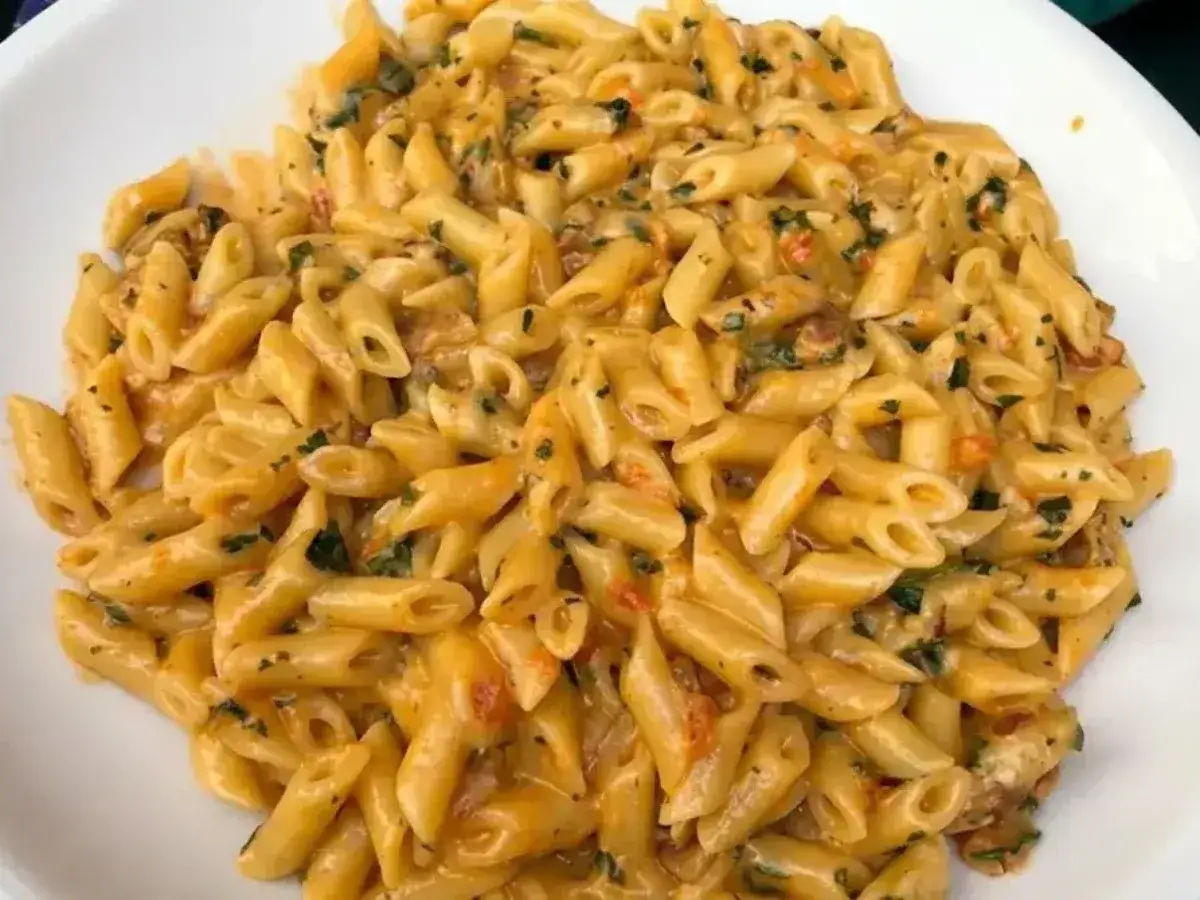 Penne ai 7 peccati cremose e invitanti, un piatto che fa gola a tutti, con un condimento ricco e saporito.