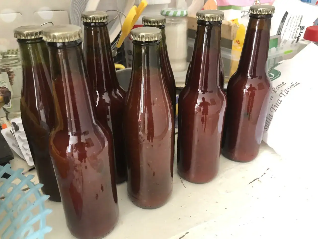 Bottiglie di vetro piene di passata di pomodoro fatta in casa, pronte per essere conservate.