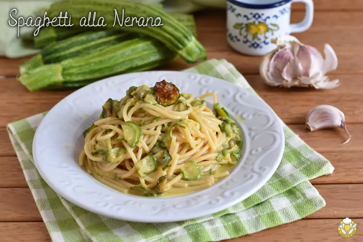 Spaghetti alla Nerano, un piatto cremoso con zucchine fresche e profumo d'aglio. Un classico della cucina italiana.