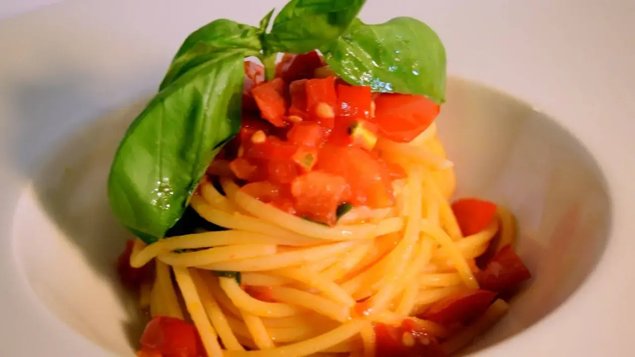 Spaghetti freschi con pomodorini e basilico, un'esplosione di sapori per primi piatti veloci e gustosi.