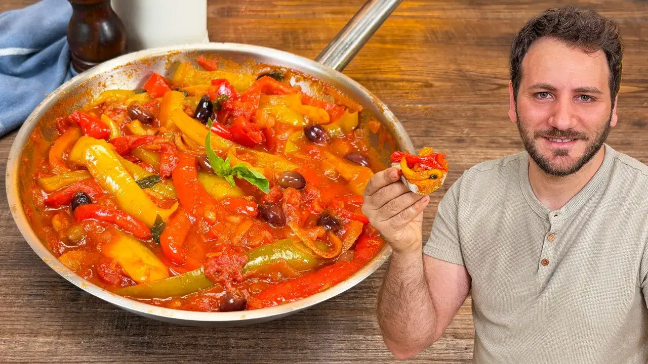 Peperonata ricetta della nonna in padella, con peperoni colorati e olive nere. Un uomo sorride tenendo un crostino condito.